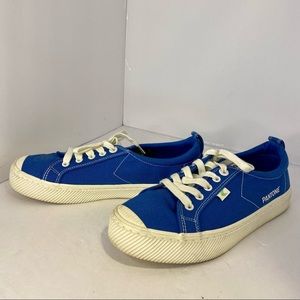 Cariuma Pantone Classic Blue Canvas size 9
OCA LOW